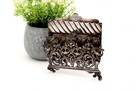 Porta cartas em prata com relevos, aplicações e recortes